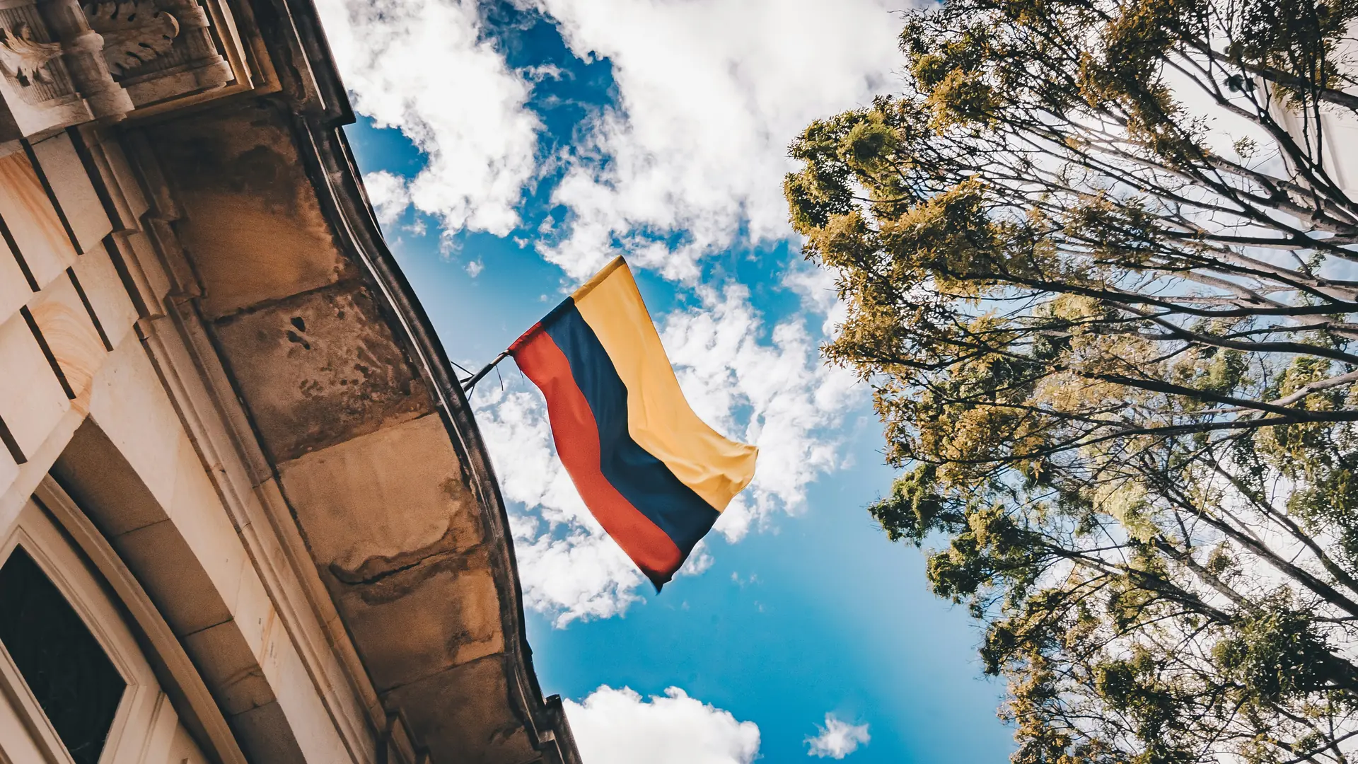 Museo de Bogotá con la bandera de Colombia