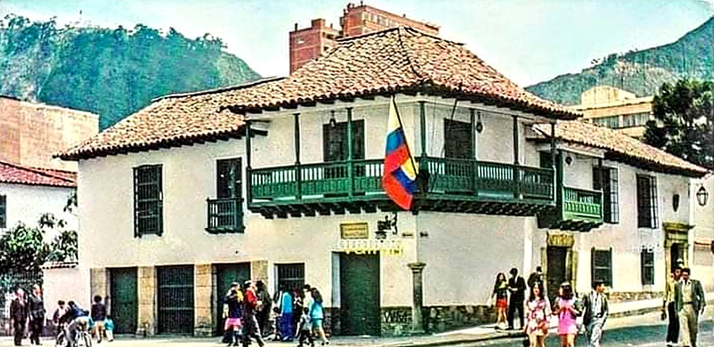 Museo de Bogotá con la bandera de Colombia